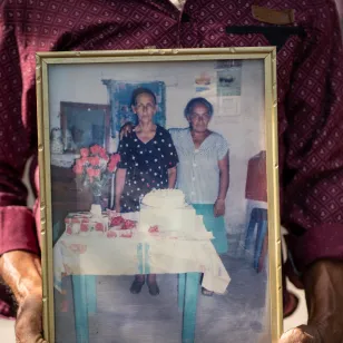 Don Ivan sosteniendo un retrato 