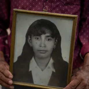 Don Ivan sostiene un retrato de su hija 
