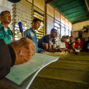 Productores de cacao están reunidos.