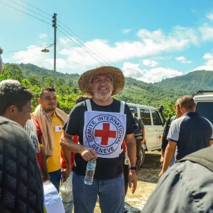 Un delegado del CICR dialoga con productores de cacao en Venezuela.
