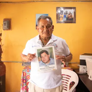 Familiar de Lupita y Josué, sostiene su retrato