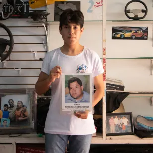 Familiar de Lupita y Josué, sostiene su retrato