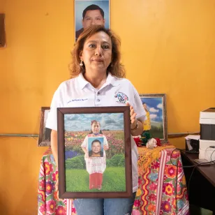 Familiar de Lupita y Josué, sostiene su retrato