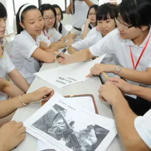 在投入“一线”活动之前，学生们先在他们熟悉的场地——教室中开始一天的活动，在那里他们认真听取人道法讲座并进行分组讨论，探讨有关人道法的各种问题。