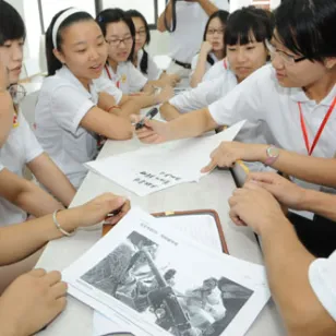 在投入“一线”活动之前，学生们先在他们熟悉的场地——教室中开始一天的活动，在那里他们认真听取人道法讲座并进行分组讨论，探讨有关人道法的各种问题。