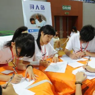 学生们设想自己是因战争爆发而与家人分离的年轻人，给他们失散的父母写信。红十字通信是红十字国际委员会和国家红十字会或红新月会帮助因冲突或自然灾害而离散的人们重建家庭联系的工具之一。来自香港的16岁学生朱幸贤说：“这让我们能够设身处地去感受他们的困境。经过今天这样的换位思考，我开始更加明白人道精神——许多人为一个目标而奋斗。”