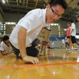 学生们通过奔跑、跳跃、扭动身体和匍匐前进来越过一系列障碍，试图安全地将人道援助物资送到需要帮助的人手中。为体现红十字国际委员会一线员工们所面临的部分挑战，活动中设置了地雷、狙击手等假想的危险。