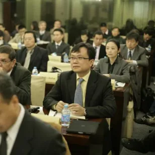 在红十字国际委员会与中国国际法学会共同承办的研讨会上，与会者聆听有关国际人道法热点问题的讨论。 