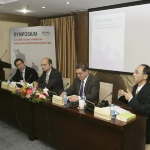 专题讨论小组成员介绍了网络战向国际人道法提出的新挑战和新问题之后，大家在进行互动讨论。 