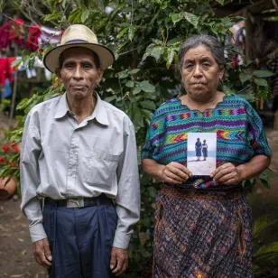 Familiares de Paula Martín sujetan una fotografía. 