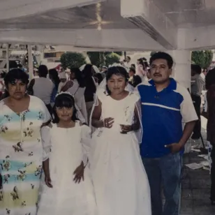 Fotografía María Demetria y Gersaín junto a sus dos hijas