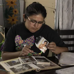 Liz busca fotografías en un álbum familiar 