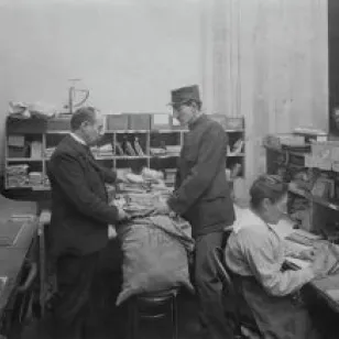 During the First World War, the ICRC set up the International Prisoners of War Agency to centralize information about POWs and enable families to send them relief parcels. More than 3,000 people worked for this agency