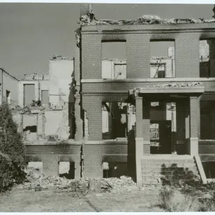 Korean War 1950-1953. Seoul. Ruins of the 50-year-old hospital and medical college, the first built in Korea.