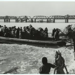 Displaced citizens leaving Seoul by crossing the Han River (28 December 1950)