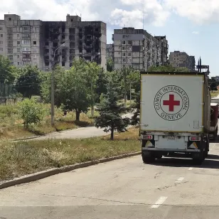 Ukraine, Mariupol. An ICRC convoy is carrying food parcels, water and hygiene kits for distribution to the population.