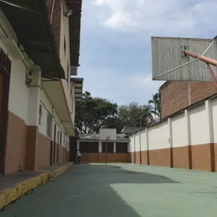 Cancha de Basketball dentro de la casa. 