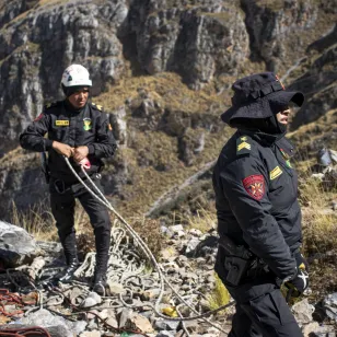 Policía de rescate manipula unas cuerdas.