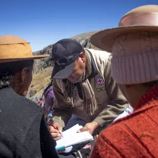 Trabajador del CICR atiende a familiares.