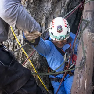 Trabajador forense es extraído de la fosa.