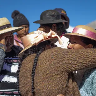 familiares se abrazan llorando