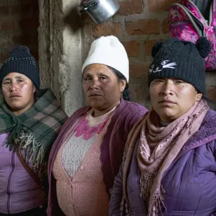 Tres mujeres miran a la cámara.