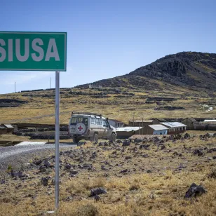 Camioneta del CICR en una montaña con el anuncio del lugar: Siusa.