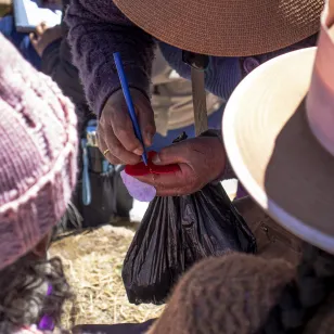 Familiares escriben mensajes en un corazón de papel.