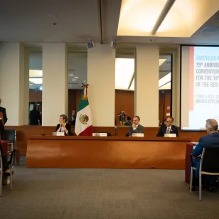 Retrato de los integrantes del panel de inauguración