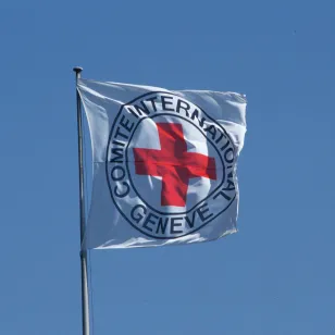 Bandera del CICR ondea frente a un cielo azul