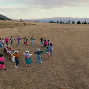 Participantes bailan en una pampa.