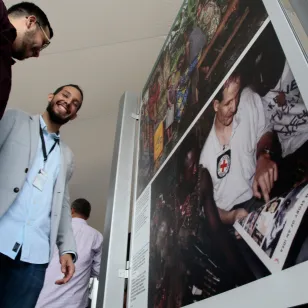 dos personas viendo las fotografías expuestas