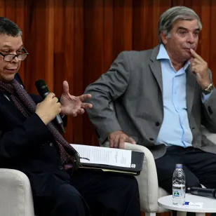 Durante el conversatorio, el profesor de DIH de la Universidad Militar Bolivariana, Jesús Rojas; y el Asesor Jurídico de la Cruz Roja Cubana, Joel González.