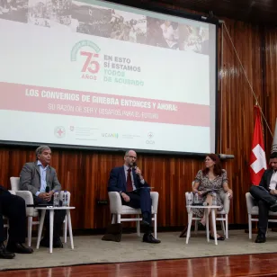 En el conversatorio, Jesús González, asesor jurídico de la Cruz Roja Venezolana, El embajador de Suiza en Venezuela, Gilles Roduit; la jefa de la Delegación Regional Caracas del CICR, Valerie Aubert; el profesor de DIH de la Universidad Militar Bolivariana, Jesús Rojas; y el Asesor Jurídico de la Cruz Roja Cubana, Joel González.
