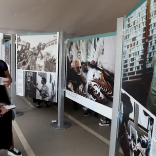 dos personas obervando las fotos expuestas