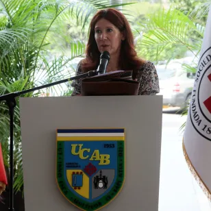 Valerie Aubert, jefa de la delegación regional del CICR en Caracas, dirigiendo unas palabras al público asistente