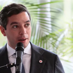 Luis Frías, presidente de la Cruz Roja Venezolana, dirigiendo unas palabras al público asistente