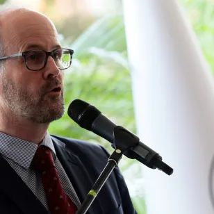 el embajador de Suiza en Venezuela, Gilles Roduit, dirigiendo unas palabras al público asistente