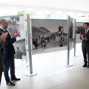 el embajador de Suiza en Venezuela, Gilles Roduit; la jefa de la Delegación Regional Caracas del CICR, Valerie Aubert; Luis Farías, presidente de la Cruz Roja Venezolana y el padre Arturo Peraza, rector de la UCAB, develan juntos la exposición