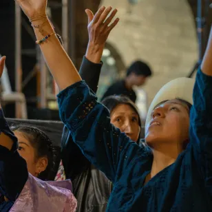 Participantes bailan.