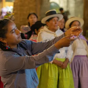 Participante baila con ojos cerrados.