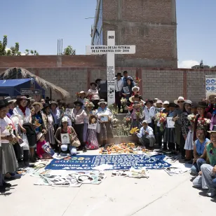 Foto grupal frente a una cruz.