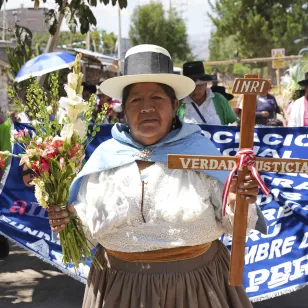 Madre de Anfasep lleva una cruz.
