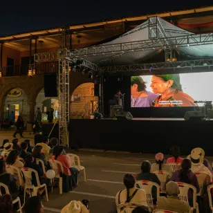 Escenario y público viendo Buenas Noticias.