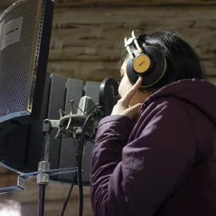 Participante cantando.