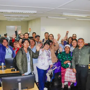 Familiares en foto grupal en un salón de clases.