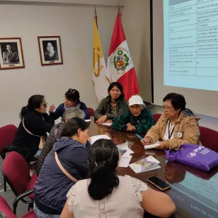 Familiares reunidos realizan un ejercicio grupal.