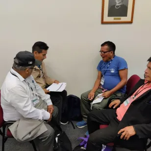 Cuatro familiares comparten en un ejercicio grupal.