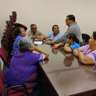 Un grupo de familiares dialoga.