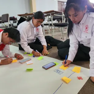 Voluntarios realizan ejercicio grupal.